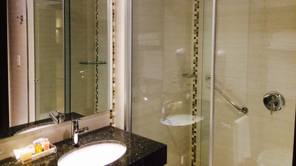 Carnaval Hotel Casino เอนการ์นาซิออน ห้อง รูปภาพ A shower door
