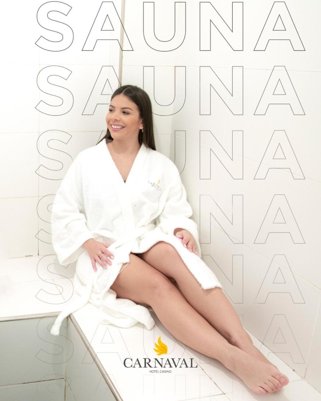 Carnaval Hotel Casino เอนการ์นาซิออน ภายนอก รูปภาพ A woman wearing a bathrobe