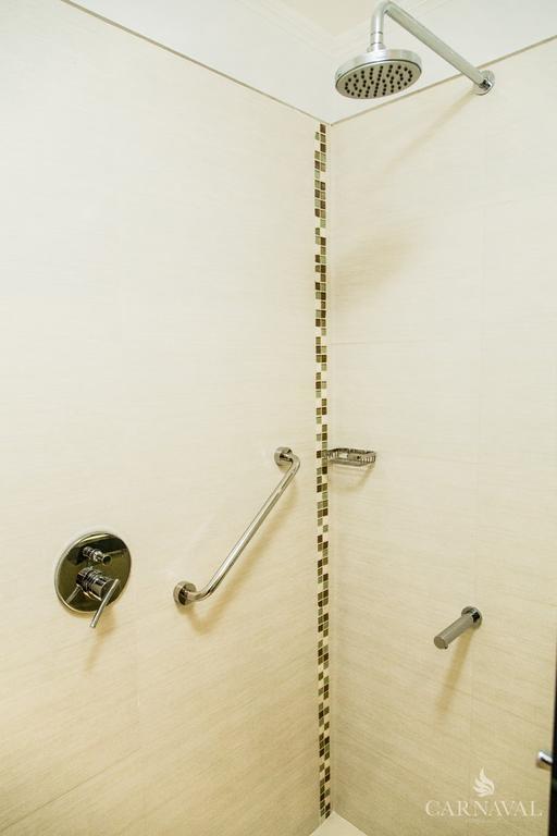 Carnaval Hotel Casino เอนการ์นาซิออน ภายนอก รูปภาพ A shower rail