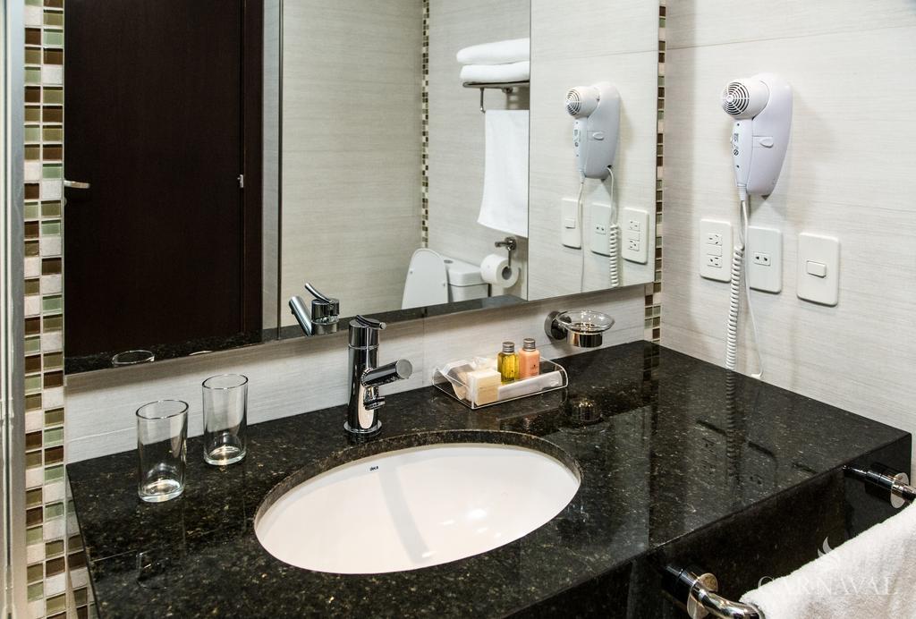 Carnaval Hotel Casino เอนการ์นาซิออน ภายนอก รูปภาพ Bathroom