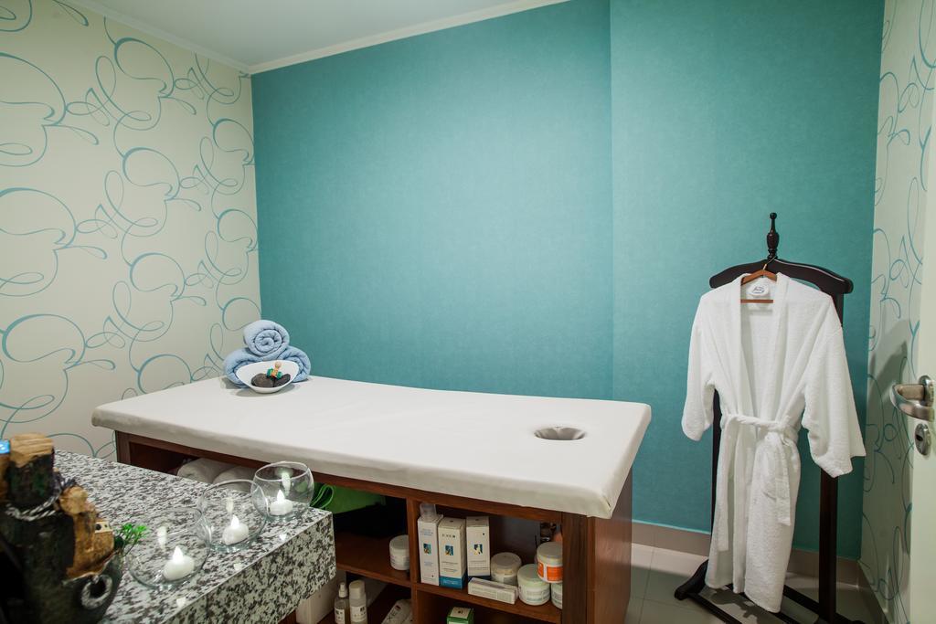 Carnaval Hotel Casino เอนการ์นาซิออน ภายนอก รูปภาพ A massage table