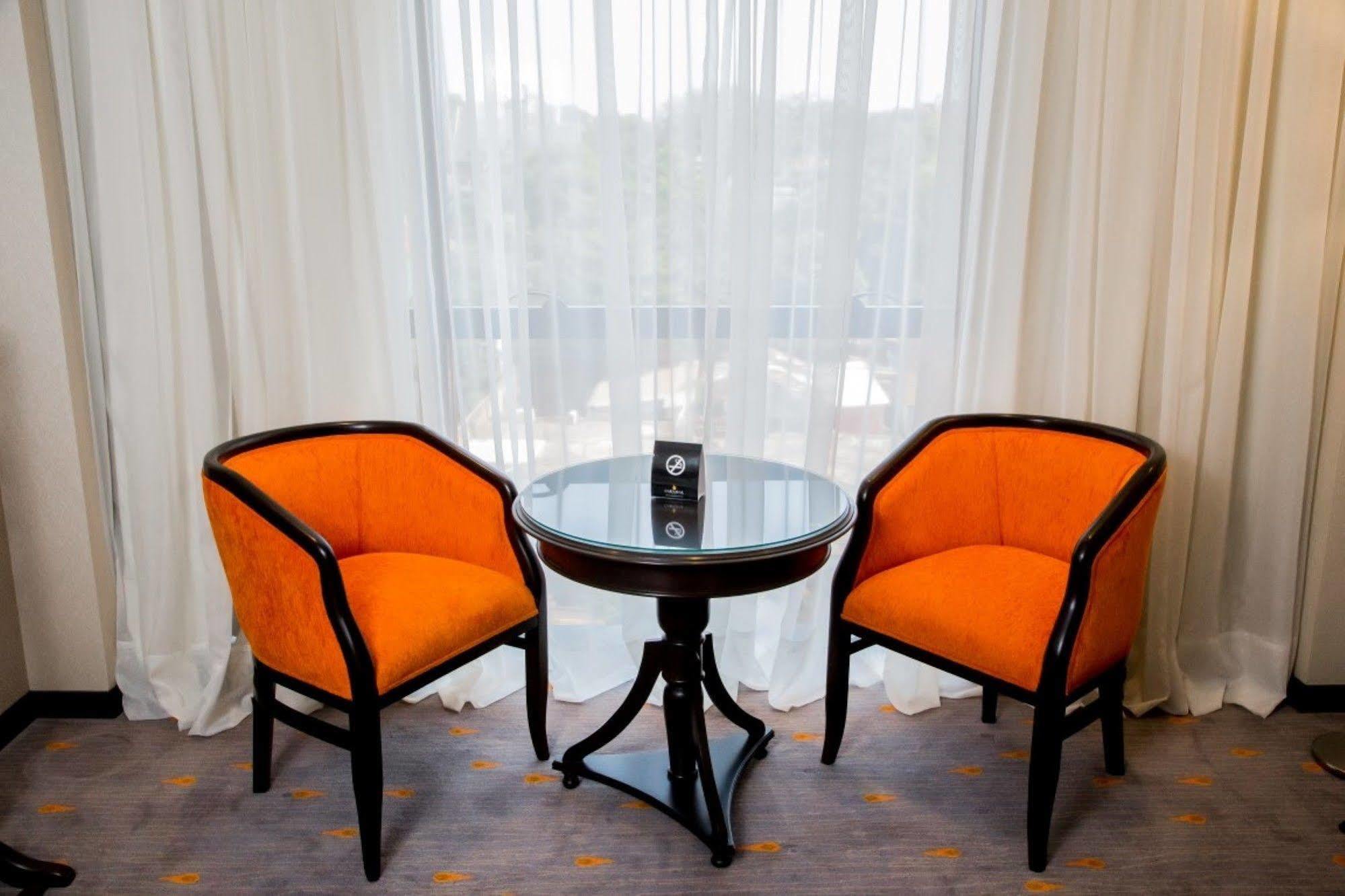 Carnaval Hotel Casino เอนการ์นาซิออน ภายนอก รูปภาพ A pair of club chairs