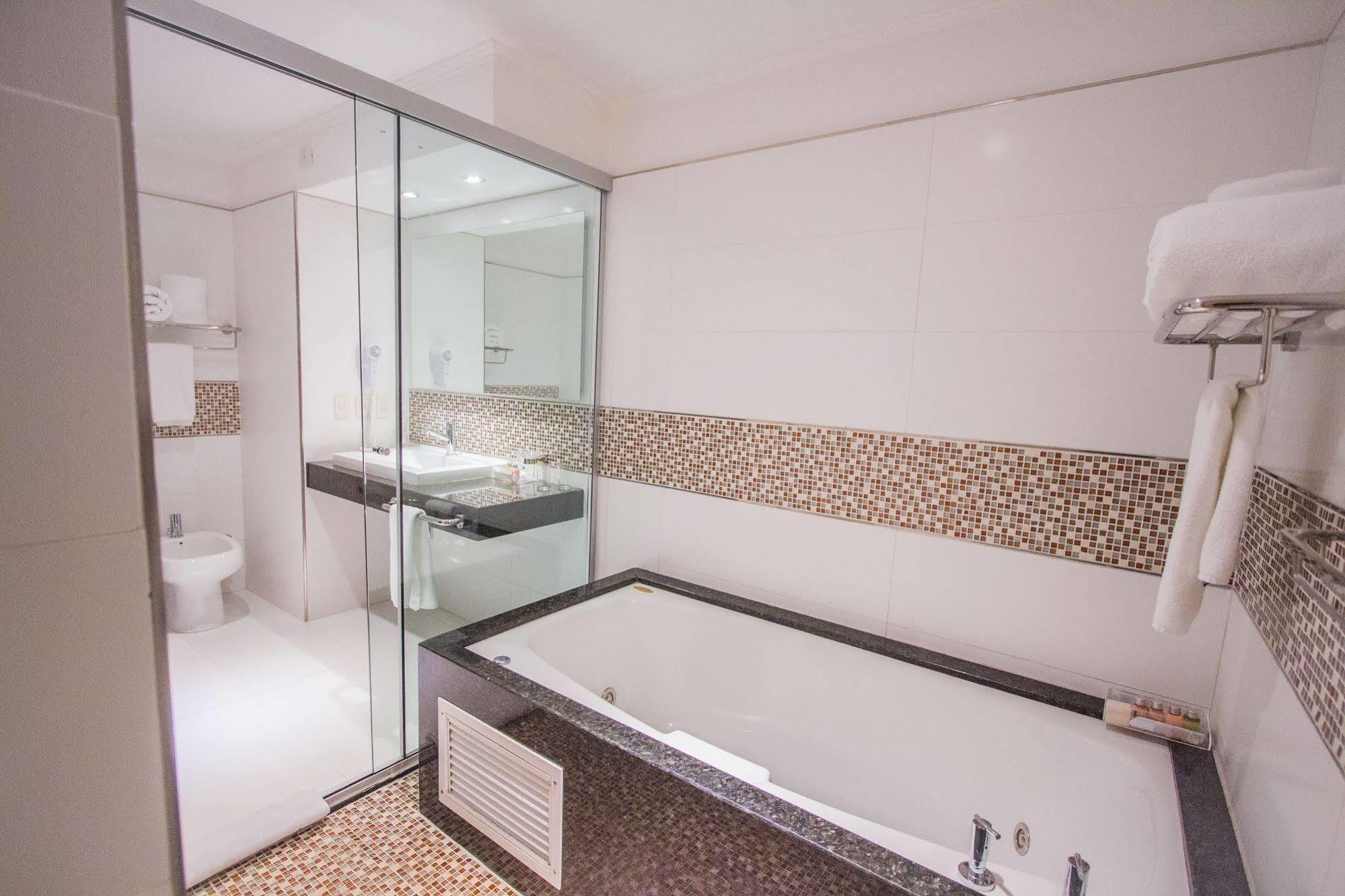 Carnaval Hotel Casino เอนการ์นาซิออน ภายนอก รูปภาพ A modern bathroom