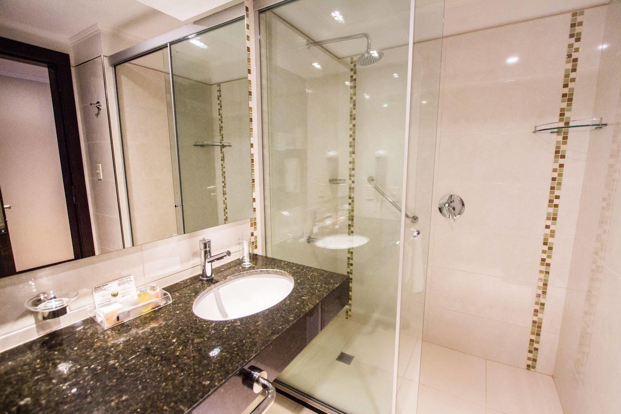 Carnaval Hotel Casino เอนการ์นาซิออน ภายนอก รูปภาพ A shower cubicle