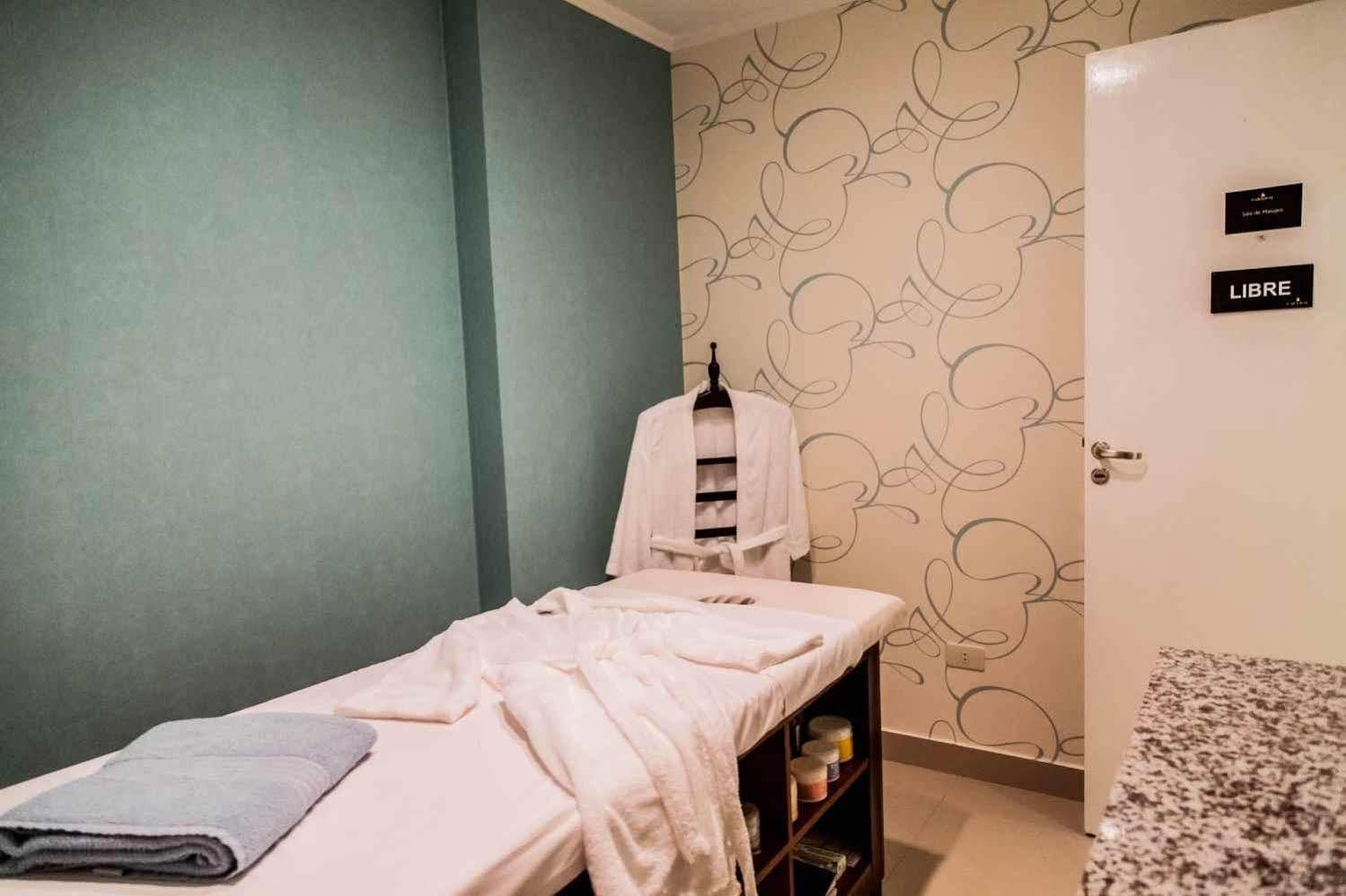 Carnaval Hotel Casino เอนการ์นาซิออน ภายนอก รูปภาพ A treatment room at a spa