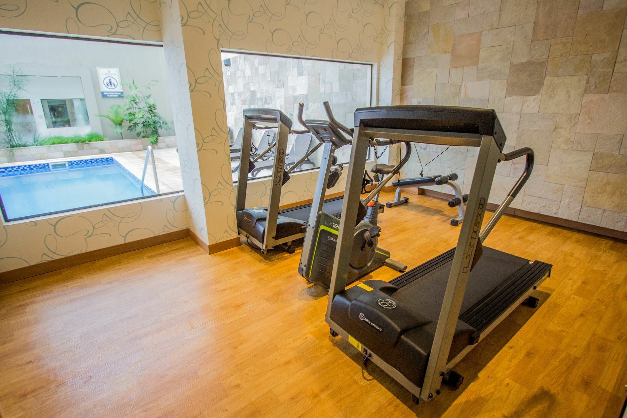 Carnaval Hotel Casino เอนการ์นาซิออน ภายนอก รูปภาพ Treadmills in a gym